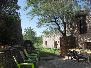 Terrasse  avec table ,chaises et transats  et barbecue à gaz  Weber 