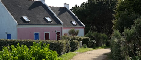 notre maison : la blanche en contre bas.