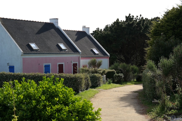 notre maison : la blanche en contre bas.