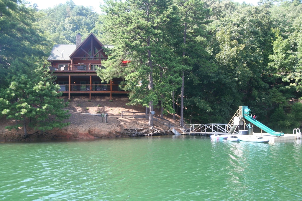 Lakefront Luxury 5 bedroom Log Home on Scenic Fontana Lake by Smoky