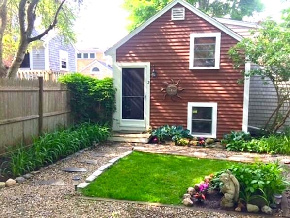 Immaculate Air Conditioned Cottage with fenced yard