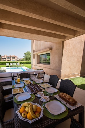 vue de la salle à manger extérieur pour prendre ses repas à l'ombre.