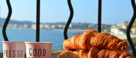 Balcon avec table d'appoint et 2 chaises