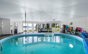 Saltwater swimming pool heated to 32C/90F year-round!