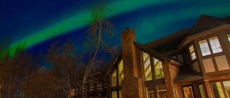 Experience luxury living beneath the stunning aurora borealis – this elegant Alaskan home combines comfort and nature's beauty.