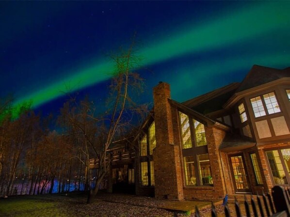 Experience luxury living beneath the stunning aurora borealis – this elegant Alaskan home combines comfort and nature's beauty.