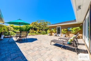 Beach retreat close to Carmel by The Sea back patio