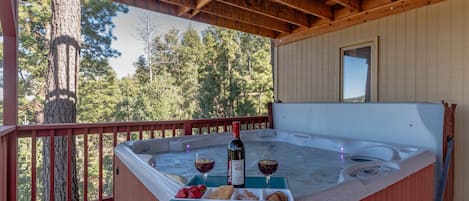 Welcome to Ruidoso Rabb! - This woodsy retreat will put your heart at ease. Enjoy soaking in the hot tub after a long day of traveling. After all, vacation is all about relaxation. 