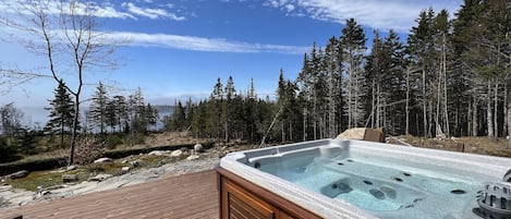 Outdoor Hot tub
for each booked night you will get 1 hour hot tub