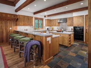 Kitchen w/ Breakfast Bar