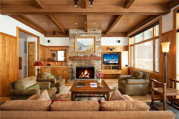 Open Floor Plan Living Space w/ Fireplace and TV