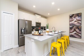 Fully equipped kitchen with breakfast bar