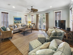 Spacious living/dining room