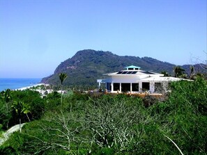 Awe inspiring views/Private secluded tranquility/ with easy walk to beach!