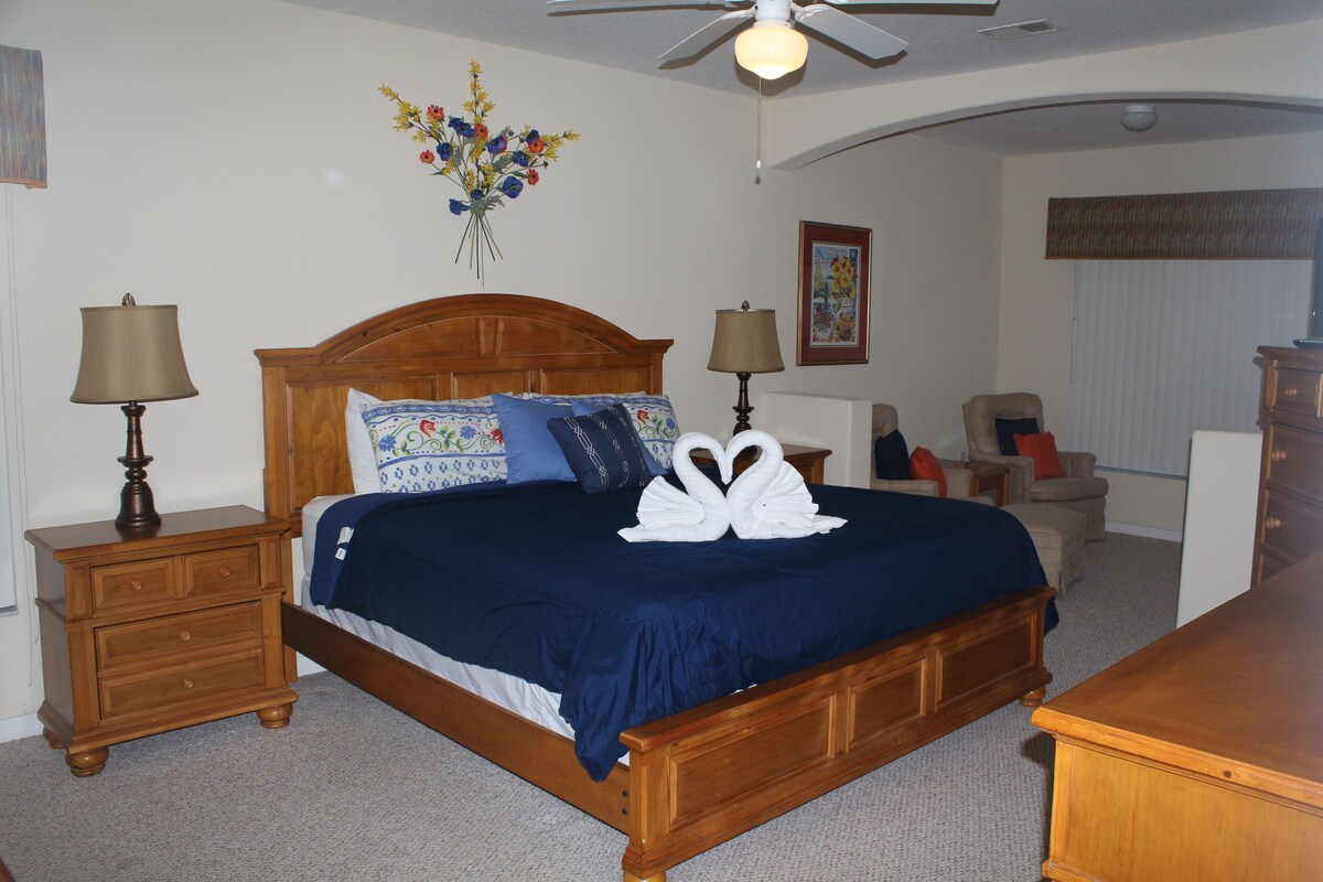 5 BR/4 BA/2-Floors/Keyless Entry/Contactless Check-In/1-Day Between Rentals/WiFi