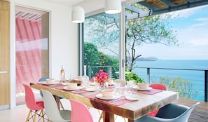 Villa Fugata pink table blue ocean