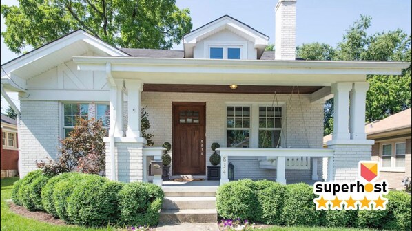 Escape to our charming bungalow in the Chevy Chase neighborhood, located just minutes away from some of the city's best restaurants. Book your stay now and experience the perfect combination of comfort and convenience!