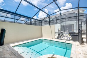 - Splendid Shared Pool of the Apartment in Kissimmee - Cosy beach chairs available - Dive into refreshing poolside escape - Immerse yourself in the cool elegance of our pool - Experience ultimate relaxation in our poolside paradise