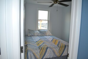 Guest room - 2nd floor - queen bed