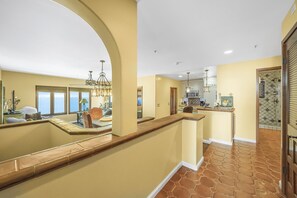 H153 - Entryway