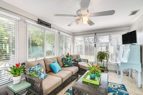 Fort Myers Vacation Rental | 2BR | 2BA | Step-Free Access (Back Door)