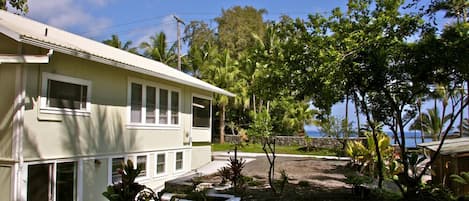 Ocean view from the back of the yard/property on a sunny Hilo day!