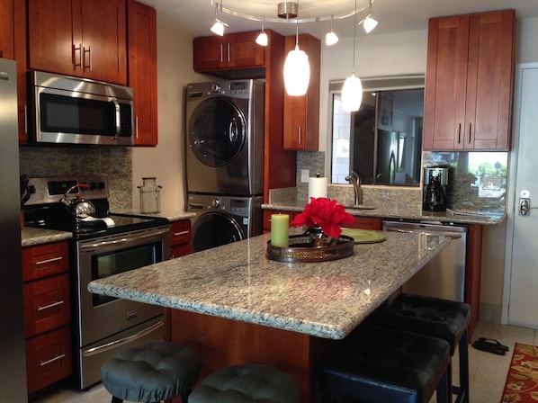 Kitchen; SS appliances, granite counter tops.