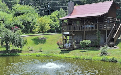 CABIN w/NATURE GARDEN, FISHING POND, CONVENIENT to RESTAURANTS, SHOPPING, SHOWS