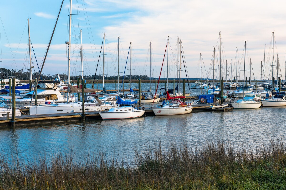 Oceanfront and Great Amenities! Pool, Beach Access, Fitness Center, and Tennis Courts