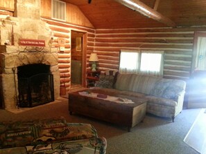 Caddell Cabin - living room