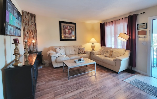 Living room with leather couches and 50" smart TV