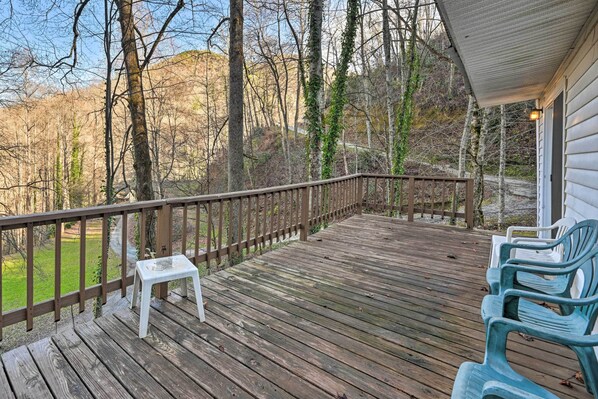 Bryson City Vacation Rental | 2BR | 2.5BA | 1,400 Sq Ft | 4 Stairs Required