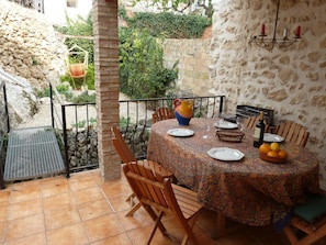 Superb private outdoor kitchen and dining area