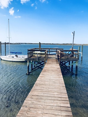 Personal dock to crab, shrimp, go boating , kayaking, etc., or just to be lazy!