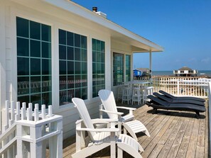 Outdoor dining table seats 8 to overlook massive ocean views.