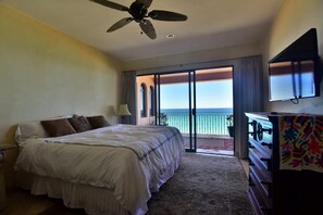 Middle bedroom with king bed