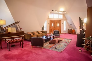 Huge open living room, plenty of seating, large flat screen HDTV & Bose speakers