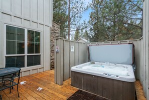 Unwind in your private hot tub on the deck, surrounded by the serene beauty of Sunriver’s pines—a perfect spot to relax after a day of adventure.