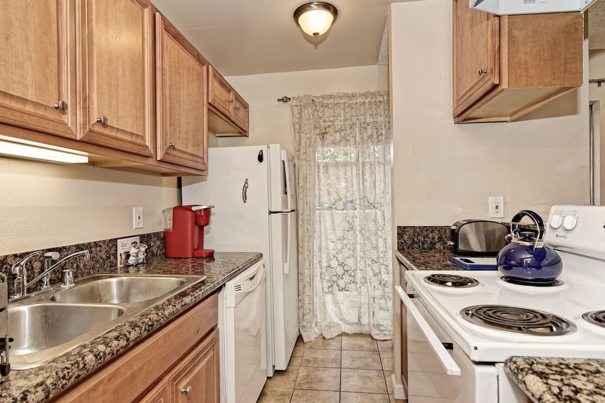 Central to Everything San Diego! 2 bd, 2 ba Condo