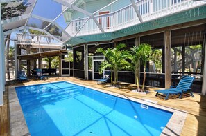 Huge pool, heated, screened, salt water, with large deck