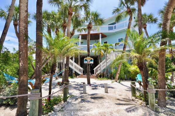 Grand double staircase, decks that wrap 360 on both floors