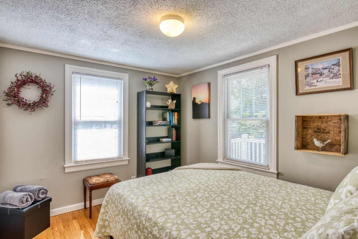 Lakeview Cottage, 5 minute walk to the beach. Southwick, MA