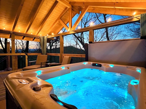 Outdoor spa tub