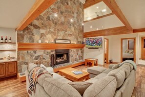 Living Room – plenty of comfortable seating, large flatscreen TV and fireplace.  The perfect place to unwind with friends/ family after a day on the slopes!