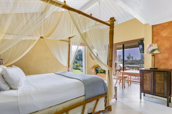 King Size Canopy Bed with Unobstructed View of Hanalei Bay and Mountains!