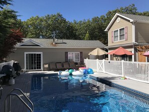 separate pool house w /2 bedrooms, bath, cable, wifi