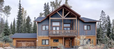 Welcome to the Grand Chalet Grand Grizzli !!! The premier home at KHMR.
