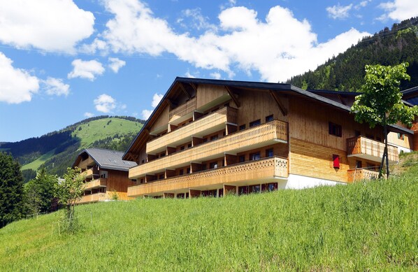 Feel right at home in the middle of the Alps, right by the Portes du Soleil area.