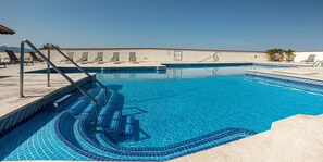 ROOFTOP POOL