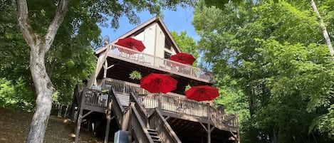 All decked out with a beautiful setting & only 41 steps to lake from lower deck